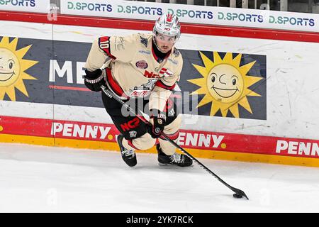 Eishockey DEL 24/25 - 17. Spieltag: Düsseldorfer EG vs Nürnberg Ice Tigers AM 17.11.2024 im PSD Bank Dome a Düsseldorf Nürnbergs Evan Barratt (Nr.10) foto: Osnapix Foto Stock