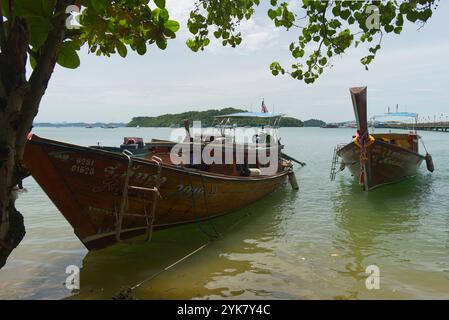 Barche a coda lunga ormeggiate a Rawai, Phuket, Thailandia Foto Stock