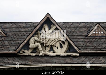 Scultura di un addetto alla manutenzione che fissa un treno al parco Windsor Sculpture Garden di Windsor, Ontario, Canada Foto Stock