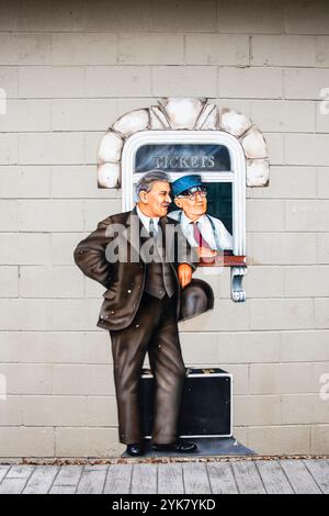 Storico murale che acquista il biglietto del treno al Windsor Sculpture Garden Park di Windsor, Ontario, Canada Foto Stock