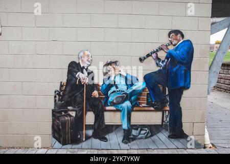 Storico murale che suona musica mentre aspetti il treno al Windsor Sculpture Garden Park di Windsor, Ontario, Canada Foto Stock