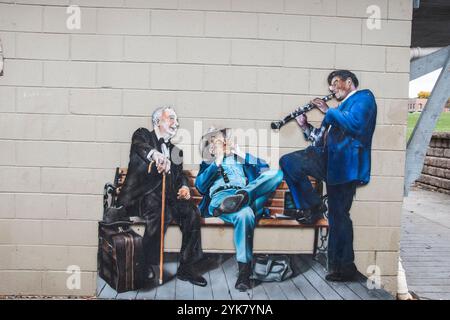 Storico murale che suona musica mentre aspetti il treno al Windsor Sculpture Garden Park di Windsor, Ontario, Canada Foto Stock