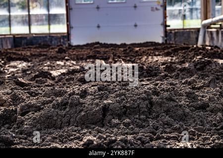 GREENHOUSE FOR DRYING OF SOLID Westmoreland /Fayette Municipal Sewage Authority Plant Manager Darryl Wyke controlla regolarmente l'impianto recentemente ristrutturato e ampliato di Scottdale, Pennsylvania, il 3 settembre 2021. Il progetto di $ 16.000.000.00 era composto da $ 14.394.000,00 finanziati dal Dipartimento dell'Agricoltura degli Stati Uniti USDA Rural Development RD come un prestito di 40 anni al 2,375% insieme a $ 2.000.000,00 da parte dello U.S. Army Corps of Engineers. L'impianto è stato aggiornato a un impianto di trattamento delle acque reflue del reattore batch di sequenziamento in grado di trattare un flusso medio giornaliero di clima secco di 2,5 milioni di galloni Foto Stock