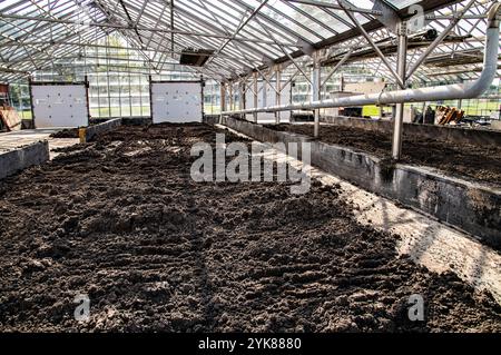 GREENHOUSE FOR DRYING OF SOLID Westmoreland /Fayette Municipal Sewage Authority Plant Manager Darryl Wyke controlla regolarmente l'impianto recentemente ristrutturato e ampliato di Scottdale, Pennsylvania, il 3 settembre 2021. Il progetto di $ 16.000.000.00 era composto da $ 14.394.000,00 finanziati dal Dipartimento dell'Agricoltura degli Stati Uniti USDA Rural Development RD come un prestito di 40 anni al 2,375% insieme a $ 2.000.000,00 da parte dello U.S. Army Corps of Engineers. L'impianto è stato aggiornato a un impianto di trattamento delle acque reflue del reattore batch di sequenziamento in grado di trattare un flusso medio giornaliero di clima secco di 2,5 milioni di galloni Foto Stock