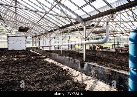 GREENHOUSE FOR DRYING OF SOLID Westmoreland /Fayette Municipal Sewage Authority Plant Manager Darryl Wyke controlla regolarmente l'impianto recentemente ristrutturato e ampliato di Scottdale, Pennsylvania, il 3 settembre 2021. Il progetto di $ 16.000.000.00 era composto da $ 14.394.000,00 finanziati dal Dipartimento dell'Agricoltura degli Stati Uniti USDA Rural Development RD come un prestito di 40 anni al 2,375% insieme a $ 2.000.000,00 da parte dello U.S. Army Corps of Engineers. L'impianto è stato aggiornato a un impianto di trattamento delle acque reflue del reattore batch di sequenziamento in grado di trattare un flusso medio giornaliero di clima secco di 2,5 milioni di galloni Foto Stock