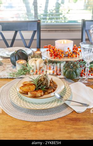 Zuppa di anatra arrostita con pane all'aglio su un piatto e un piatto di porcellana e un cucchiaio d'argento per la cena del Ringraziamento. Foto Stock