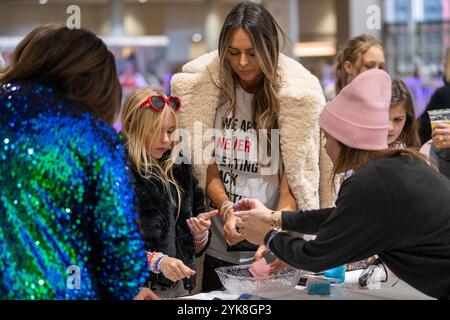 Toronto, Ontario, Canada. 14 novembre 2024. Gli Swifties realizzano braccialetti con perline alla stazione di scambio dei braccialetti al Talygate '24 al Metro Convention Centre. Taylgate '24 è un'esperienza di fan a tema Taylor Swift a Toronto che si tiene insieme ai suoi sei concerti sold-out. L'evento offre attività come cantautori, DJ set e braccialetti di amicizia, creando un centro celebrativo per gli Swifties di tutte le età? (Immagine di credito: © Shawn Goldberg/SOPA Images via ZUMA Press Wire) SOLO PER USO EDITORIALE! Non per USO commerciale! Foto Stock