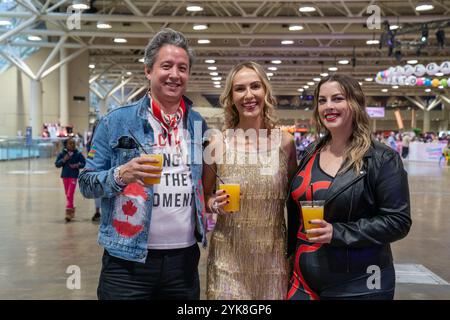 Toronto, Ontario, Canada. 15 novembre 2024. Swifties posa per una foto mentre assisti al Taylgate '24 al Taylgate '24, al Metro Convention Centre. Taylgate '24 è un'esperienza di fan a tema Taylor Swift a Toronto che si tiene insieme ai suoi sei concerti sold-out. L'evento offre attività come cantautori, DJ set e braccialetti di amicizia, creando un centro celebrativo per gli Swifties di tutte le età. (Immagine di credito: © Shawn Goldberg/SOPA Images via ZUMA Press Wire) SOLO PER USO EDITORIALE! Non per USO commerciale! Foto Stock