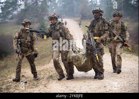 I cadetti della Royal Military Academy - Sandhurst trasportano una vittima simulata durante la Dynamic Victory 24-03 al Joint Multinational Readiness Center (JMRC) vicino a Hohenfels, Germania, 15 novembre 2024. Dynamic Victory è l'esercizio finale che i cadetti ufficiali sottopongono alla Royal Military Academy di Sandhurst. Il JMRC fornisce strutture, un ambiente di addestramento e una forza avversaria per garantire che i cadetti siano in grado di commissionare e guidare i soldati. (Foto dell'esercito degli Stati Uniti del sergente Donovon Lynch) Foto Stock