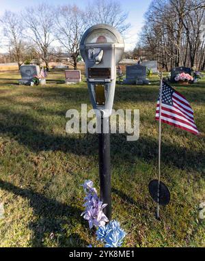 Florida, Massachusetts, U.S.A. 17 novembre 2024. Un parchimetro permanentemente impostato su ''tempo scaduto'' segna la tomba di Gordy e Joyce Burdick presso il cimitero della Florida Baptist Church. Il tempo di Gordy terminò nel 2003 e Joyce si unì a lui nel loro nuovo quartiere nel 2011. (Credit Image: © Brian Cahn/ZUMA Press Wire) SOLO USO EDITORIALE! Non per USO commerciale! Foto Stock