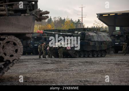 Un obice semovente Panzerhaubitze 2000 dell'esercito tedesco viene mostrato durante una visualizzazione statica come parte dell'esercitazione Dynamic Front 25 a Camp Aachen, Baviera, Germania, 16 novembre 2024. Dynamic Front aumenta la letalità dell’Alleanza NATO attraverso incendi a lungo raggio, costruendo la preparazione delle unità in un complesso ambiente congiunto e multinazionale e sfruttando le capacità della nazione ospitante per aumentare la portata operativa dell’USAREUR-AF. Dynamic Front include oltre 1.800 membri del servizio USA e 3.700 membri del servizio multinazionale provenienti da 28 nazioni alleate e partner. (Foto U.S. Army di CPT. Thomas McCarty) Foto Stock