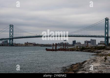 Ambassador Bridge dal Queen's Dock in Sandwich Street a Windsor, Ontario, Canada Foto Stock