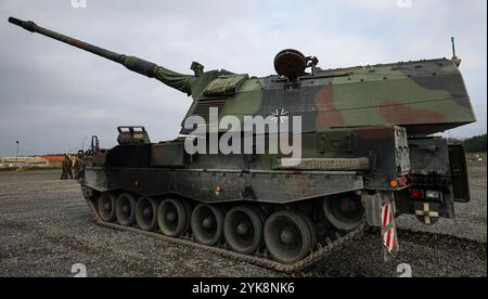 Un obice semovente Panzerhaubitze 2000 dell'esercito tedesco viene mostrato durante una visualizzazione statica come parte dell'esercitazione Dynamic Front 25 a Camp Aachen, Baviera, Germania, 16 novembre 2024. Dynamic Front aumenta la letalità dell’Alleanza NATO attraverso incendi a lungo raggio, costruendo la preparazione delle unità in un complesso ambiente congiunto e multinazionale e sfruttando le capacità della nazione ospitante per aumentare la portata operativa dell’USAREUR-AF. Dynamic Front include oltre 1.800 membri del servizio USA e 3.700 membri del servizio multinazionale provenienti da 28 nazioni alleate e partner. (Foto dell'esercito degli Stati Uniti del sergente Chandler Coats) Foto Stock