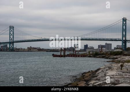 Ambassador Bridge dal Queen's Dock in Sandwich Street a Windsor, Ontario, Canada Foto Stock