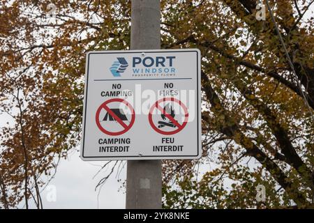 Cartello divieto di accesso al Queen's Dock in Sandwich Street a Windsor, Ontario, Canada Foto Stock