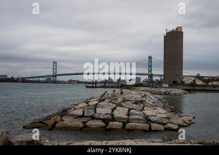 Ambassador Bridge dal Queen's Dock in Sandwich Street a Windsor, Ontario, Canada Foto Stock