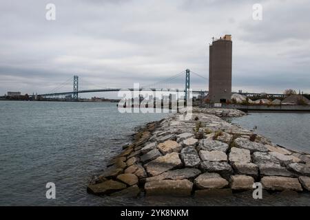 Ambassador Bridge dal Queen's Dock in Sandwich Street a Windsor, Ontario, Canada Foto Stock