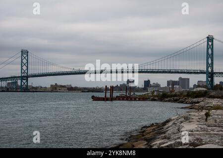 Ambassador Bridge dal Queen's Dock in Sandwich Street a Windsor, Ontario, Canada Foto Stock