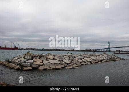 Breakwater nel fiume Detroit al Queen's Dock in Sandwich Street a Windsor, Ontario, Canada Foto Stock