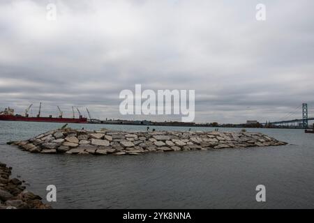 Breakwater nel fiume Detroit al Queen's Dock in Sandwich Street a Windsor, Ontario, Canada Foto Stock