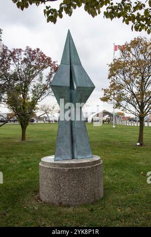 Scultura astratta in bronzo all'aeroporto sulla County Road a Windsor, Ontario, Canada Foto Stock