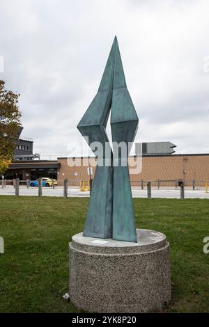 Scultura astratta in bronzo all'aeroporto sulla County Road a Windsor, Ontario, Canada Foto Stock