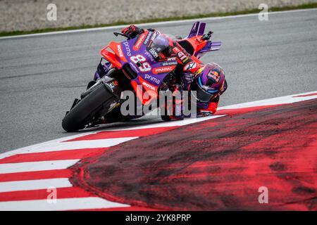 Jorge Martin, pilota spagnolo di Ducati Pramac Racing, in azione, mentre conquista il titolo del Campionato del mondo MotoGP 2024 al Solidarity GP di Barcellona Foto Stock