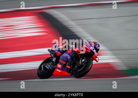 Jorge Martin, pilota spagnolo di Ducati Pramac Racing, in azione, mentre conquista il titolo del Campionato del mondo MotoGP 2024 al Solidarity GP di Barcellona Foto Stock