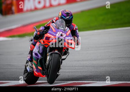 Jorge Martin, pilota spagnolo di Ducati Pramac Racing, in azione, mentre conquista il titolo del Campionato del mondo MotoGP 2024 al Solidarity GP di Barcellona Foto Stock