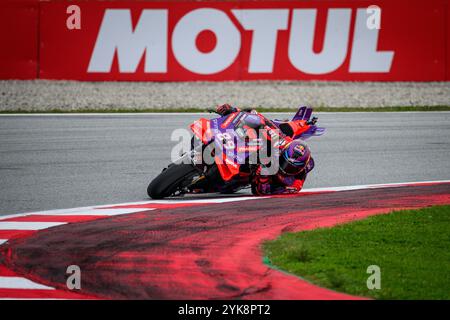 Jorge Martin, pilota spagnolo di Ducati Pramac Racing, in azione, mentre conquista il titolo del Campionato del mondo MotoGP 2024 al Solidarity GP di Barcellona Foto Stock