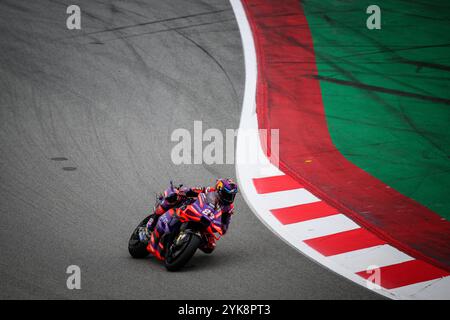 Jorge Martin, pilota spagnolo di Ducati Pramac Racing, in azione, mentre conquista il titolo del Campionato del mondo MotoGP 2024 al Solidarity GP di Barcellona Foto Stock