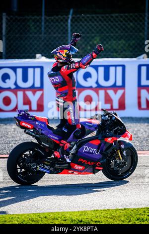 Jorge Martin, pilota spagnolo di Ducati Pramac Racing, in azione, mentre conquista il titolo del Campionato del mondo MotoGP 2024 al Solidarity GP di Barcellona Foto Stock