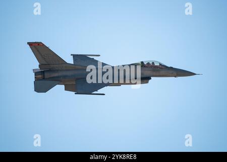 Il capitano Ethan Smith, pilota del Pacific Air Forces F-16 Demonstration Team, conduce una dimostrazione aerobatica in un F-16 Fighting Falcon durante il Bahrain International Airshow, presso la Sakhir Air base, Bahrain, 15 novembre 2024. L’impegno degli Stati Uniti di personale e aerei a favore di tale PREGIUDIZIO evidenzia l’importanza di una continua cooperazione in materia di difesa tra alleati e partner con una visione condivisa per durare la pace e la stabilità nella regione. (Foto U.S. Air Force di Tech. Sergente Peter Reft) Foto Stock