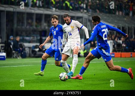 Adrien Rabiot (Olympique de Marseille) della Francia combatte per il ballo con Nicolò Barella (Inter Milan) dell'Italia e Andrea Cambiaso (Juventus FC) dell'Italia durante la partita di calcio della UEFA Nations League tra Italia e Francia allo stadio San Siro di Milano, Italia il 17 novembre 2024 crediti: Piero Cruciatti/Alamy Live News Foto Stock