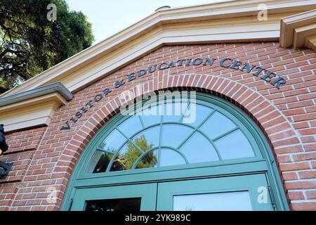 Centro visitatori e didattico presso la tenuta e i giardini Filoli, a Woodside, California; area informazioni e formazione per gli ospiti. Foto Stock