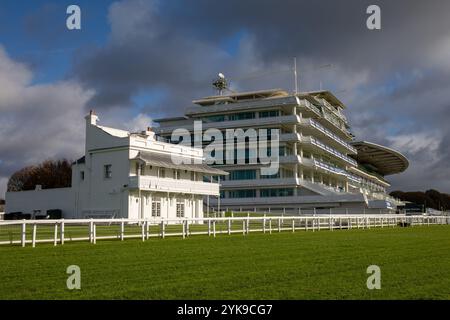 Epsom, Regno Unito. 17 novembre 2024. L'anello della parata e il Queen Stand visti all'ippodromo di Epsom. Le corse di cavalli si svolgono a Epsom Downs dal 1661. Il campo è meglio conosciuto per aver organizzato tre delle prime gare pianeggianti di grado 1 del Regno Unito, The Oaks, The Coronation Cup e The Derby. Il Derby attira regolarmente folle di oltre 40.000. Nei suoi quasi 400 anni di storia molti re, regine e membri dell'aristocrazia britannici hanno partecipato alle corse a Epsom. (Foto di James Willoughby/SOPA Images/Sipa USA) credito: SIPA USA/Alamy Live News Foto Stock