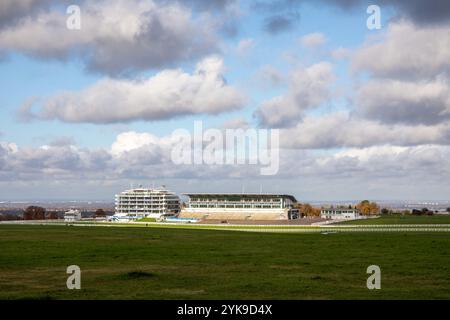 Epsom, Regno Unito. 17 novembre 2024. Nella figura sono illustrati i cavalletti principali di Epsom. Le corse di cavalli si svolgono a Epsom Downs dal 1661. Il campo è meglio conosciuto per aver organizzato tre delle prime gare pianeggianti di grado 1 del Regno Unito, The Oaks, The Coronation Cup e The Derby. Il Derby attira regolarmente folle di oltre 40.000. Nei suoi quasi 400 anni di storia molti re, regine e membri dell'aristocrazia britannici hanno partecipato alle corse a Epsom. (Foto di James Willoughby/SOPA Images/Sipa USA) credito: SIPA USA/Alamy Live News Foto Stock