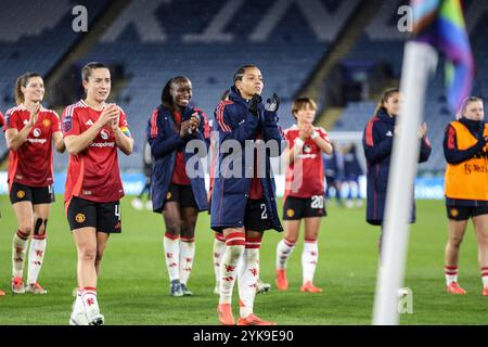 Leicester, Regno Unito. 17 novembre 2024. Leicester, Inghilterra, 16 novembre 2024: I giocatori del MAN United applaudono i tifosi a tempo pieno della partita Barclays Womens Super League tra Leicester City e Manchester United al King Power Stadium di Leicester, Inghilterra (Natalie Mincher/SPP) crediti: SPP Sport Press Photo. /Alamy Live News Foto Stock