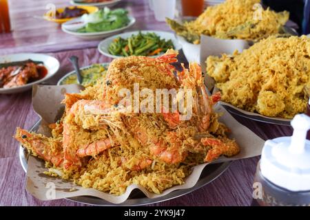 Frutti di mare croccanti fritti ricoperti in pastella di farina Foto Stock