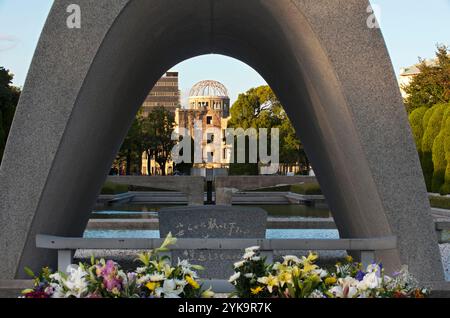 Vista della cupola della bomba atomica attraverso il cenotafio per le vittime della bomba atomica (Monumento commemorativo di Hiroshima) nel Parco della Pace di Hiroshima, Giappone Foto Stock