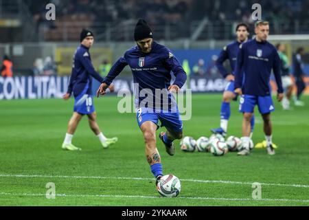 Milano, Italia. 17 novembre 2024. Milano, Italia, 17 novembre 2024: Federico Dimarco (3 Italia) in azione riscaldamento durante la partita di UEFA Nations League tra Italia e Francia allo Stadio San Siro, Milano il 17 novembre 2024 (João Bravo / SPP) crediti: SPP Sport Press Photo. /Alamy Live News Foto Stock