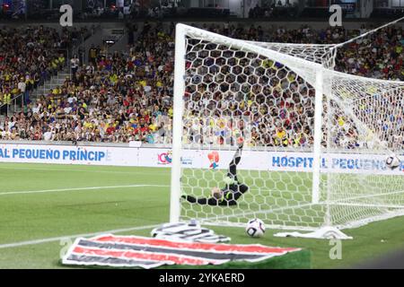 Curitiba, Parana, Brasile. 17 novembre 2024. Curitiba (pr), 17/11/2024- ospedale pequeno principe/Legends pele/barcelona- il giocatore rivale celebra un gol durante una partita tra leggende pequeno principe e leggende barca in una partita di beneficenza a favore della salute infantile e giovanile presso l'istituto di ricerca pele pequeno principe, tenutosi nella città di curitiba, nella notte di questa domenica 17 novembre 2024. (Credit Image: © Edson De Souza/TheNEWS2 via ZUMA Press Wire) SOLO PER USO EDITORIALE! Non per USO commerciale! Foto Stock