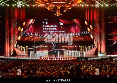 Xiamen, Cina. 16 novembre 2024. I vincitori del 37° Golden Rooster Award della Cina sono annunciati in una cerimonia tenutasi a Xiamen City, nella provincia del Fujian, nella Cina sud-orientale, il 16 novembre 2024. Credito: Zhang Bin/China News Service/Alamy Live News Foto Stock