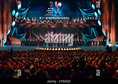 Giudici del 37° Golden Rooster Awards sul palco. Xiamen, Cina. 16 novembre 2024. I vincitori del 37° Golden Rooster Award della Cina sono annunciati in una cerimonia tenutasi a Xiamen City, nella provincia del Fujian, nella Cina sud-orientale, il 16 novembre 2024. Credito: Zhang Bin/China News Service/Alamy Live News Foto Stock