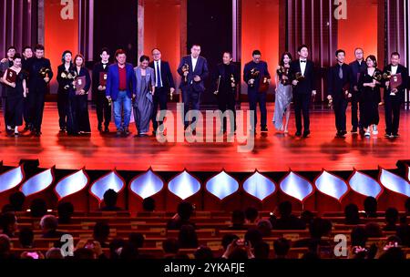 Vincitori del 37° Golden Rooster Awards sul palco. Xiamen, Cina. 16 novembre 2024. I vincitori del 37° Golden Rooster Award della Cina sono annunciati in una cerimonia tenutasi a Xiamen City, nella provincia del Fujian, nella Cina sud-orientale, il 16 novembre 2024. Credito: Zhang Bin/China News Service/Alamy Live News Foto Stock