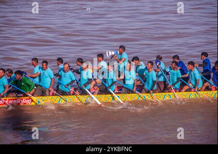Phnom Penh celebra Bon Om Touk, il festival dell'acqua cambogiano, con una corsa di draghi sul fiume Tonle SAP. Phnom Penh, Cambogia. © Kraig Lieb Foto Stock
