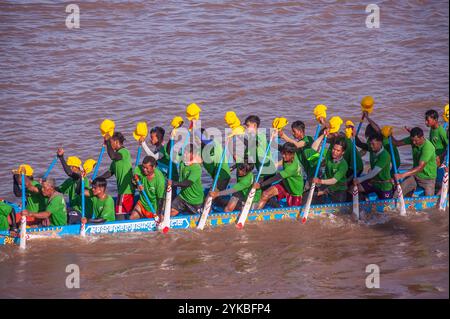 Phnom Penh celebra Bon Om Touk, il festival dell'acqua cambogiano, con una corsa di draghi sul fiume Tonle SAP. Phnom Penh, Cambogia. © Kraig Lieb Foto Stock