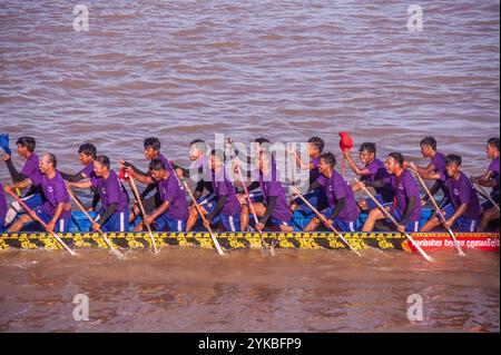 Phnom Penh celebra Bon Om Touk, il festival dell'acqua cambogiano, con una corsa di draghi sul fiume Tonle SAP. Phnom Penh, Cambogia. © Kraig Lieb Foto Stock