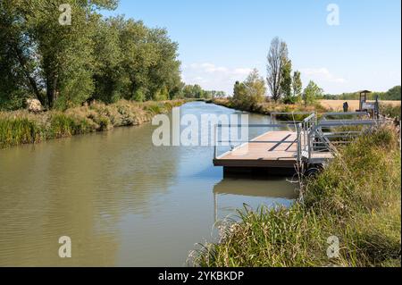 Attracco dei traghetti per Canal de Castilla lungo il percorso Camino de Santiago, tappa da Catrojeriz a Fromista in Spagna. Foto Stock