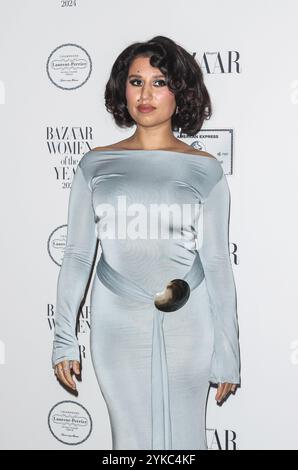 Londra, Regno Unito. 5 novembre 2024. Raye partecipa agli Harper's Bazaar Women of the Year Awards 2024 al Claridge's Ballroom di Londra. (Foto di Brett Cove/SOPA Images/Sipa USA) credito: SIPA USA/Alamy Live News Foto Stock